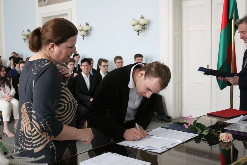 2023 Předání maturitního vysvědčení